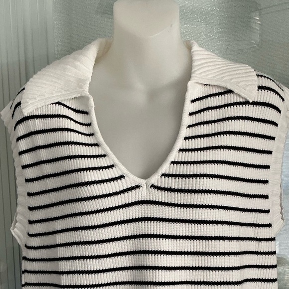 WOMENS BLACK & WHITE STRIPED SLEEVELESS SWEATER VEST - Picture 3 of 7